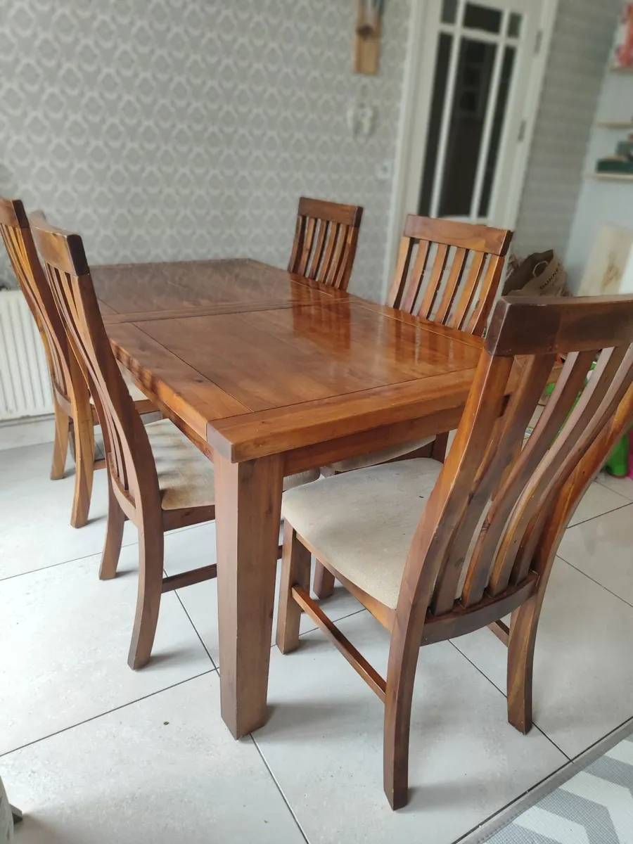 Table and chairs - Image 1