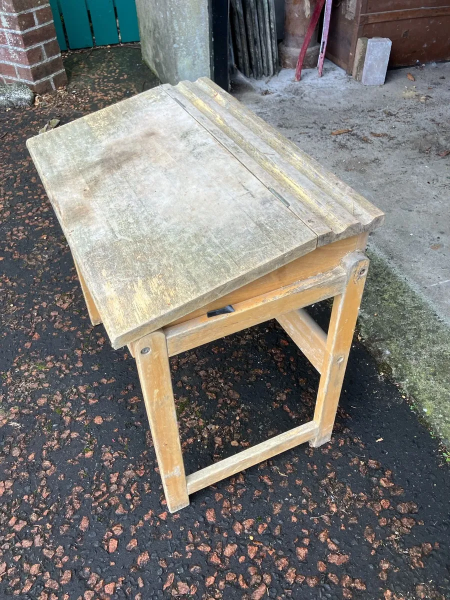Childs desk - Image 1