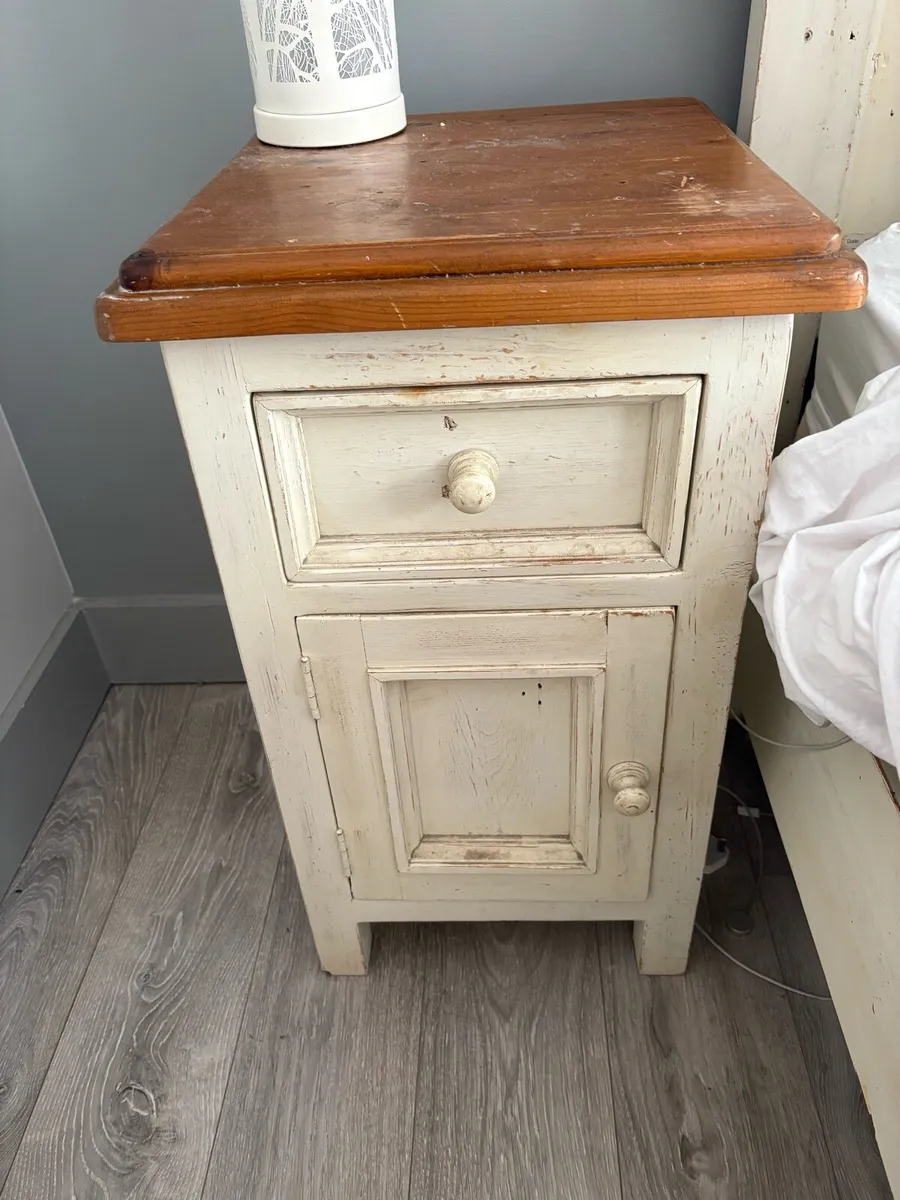Bed frame and bedside lockers - Image 2