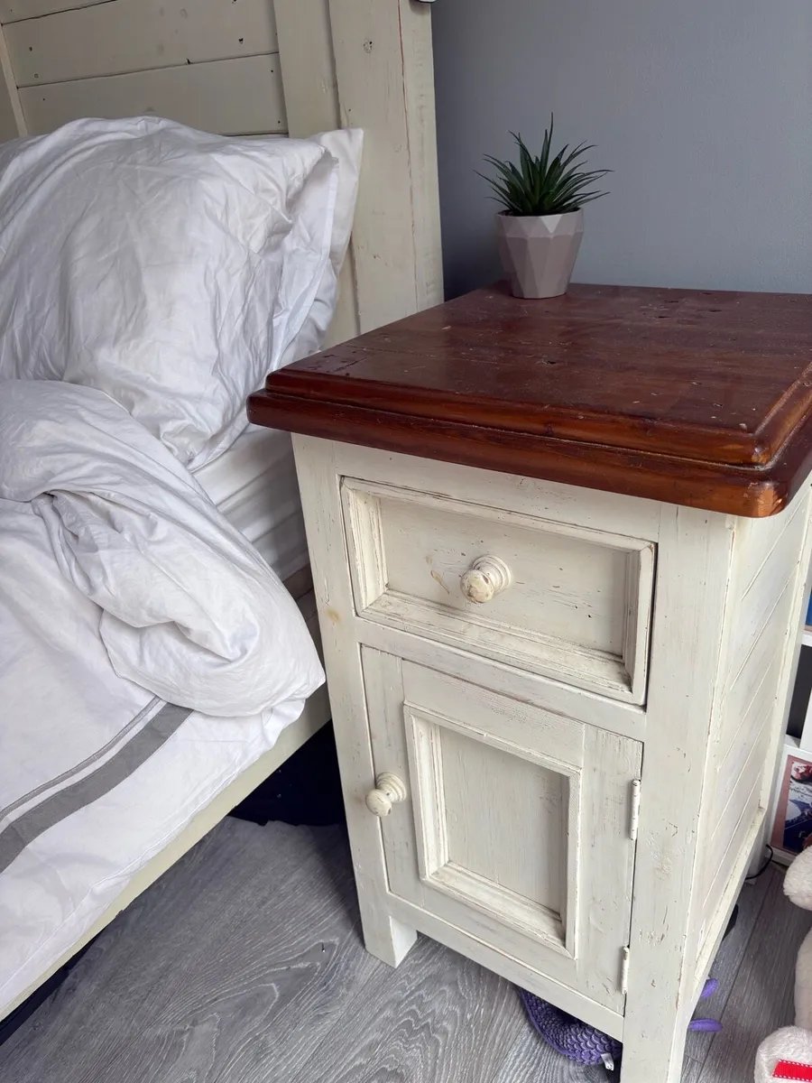 Bed frame and bedside lockers - Image 3