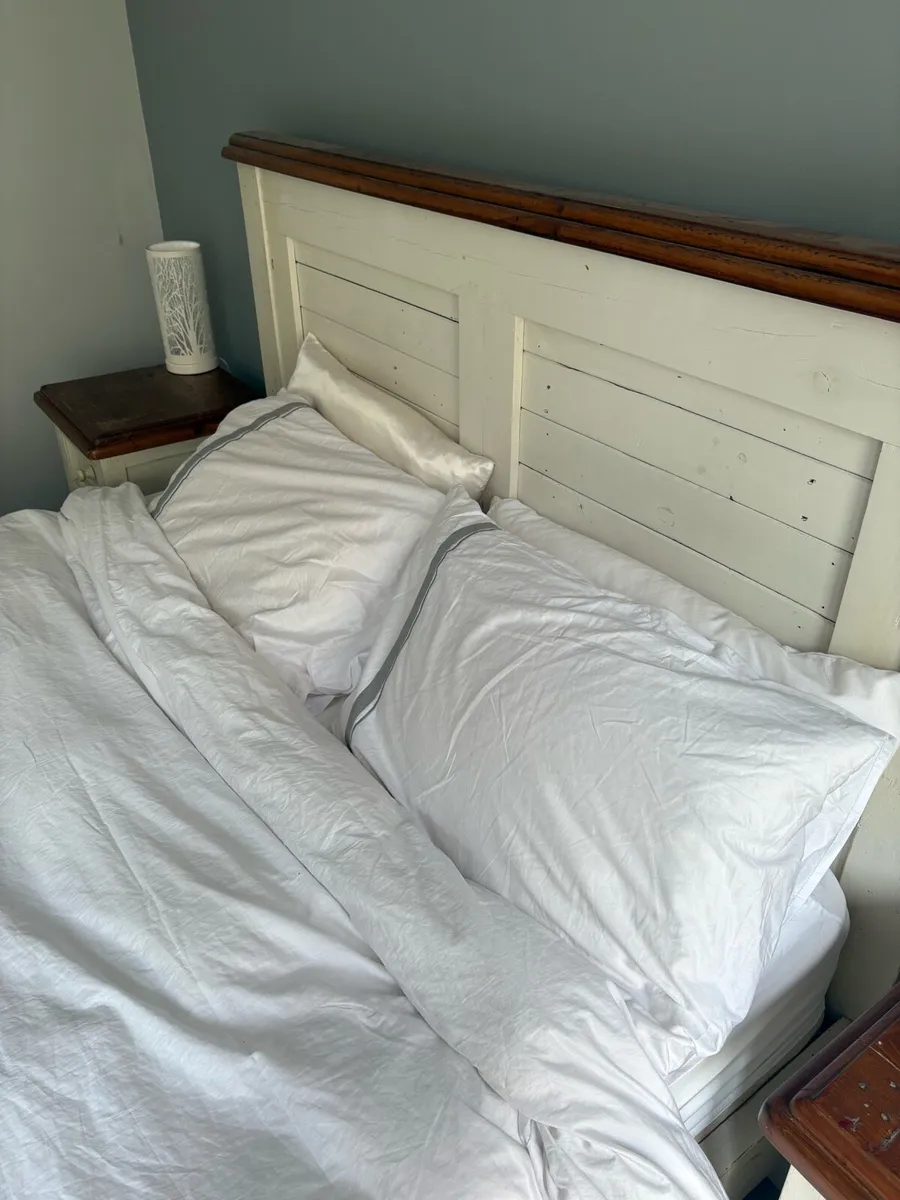 Bed frame and bedside lockers - Image 4