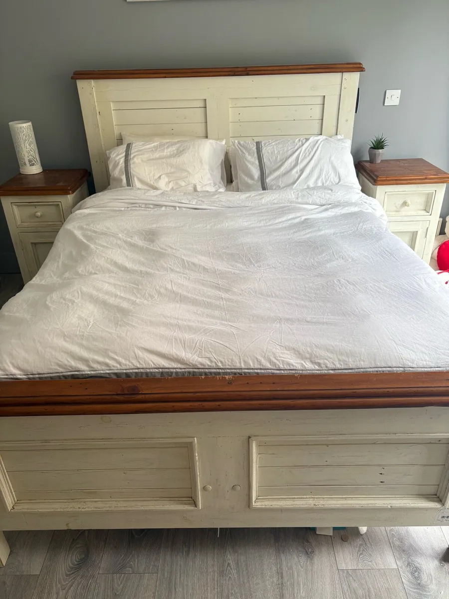 Bed frame and bedside lockers - Image 1