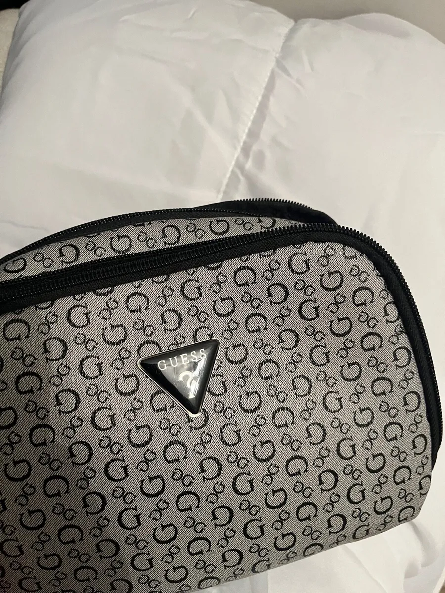 New Guess makeup/ toiletries bag - Image 1