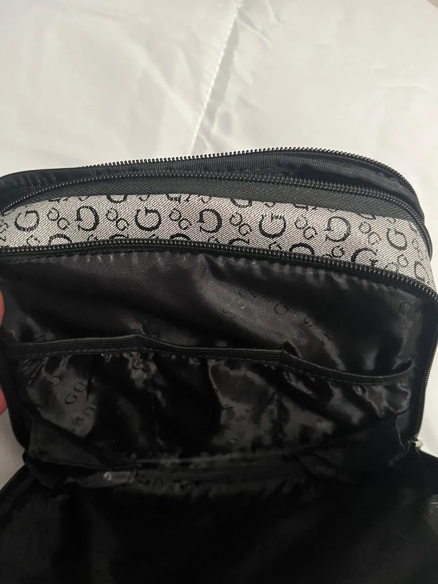 New Guess makeup/ toiletries bag - Image 2