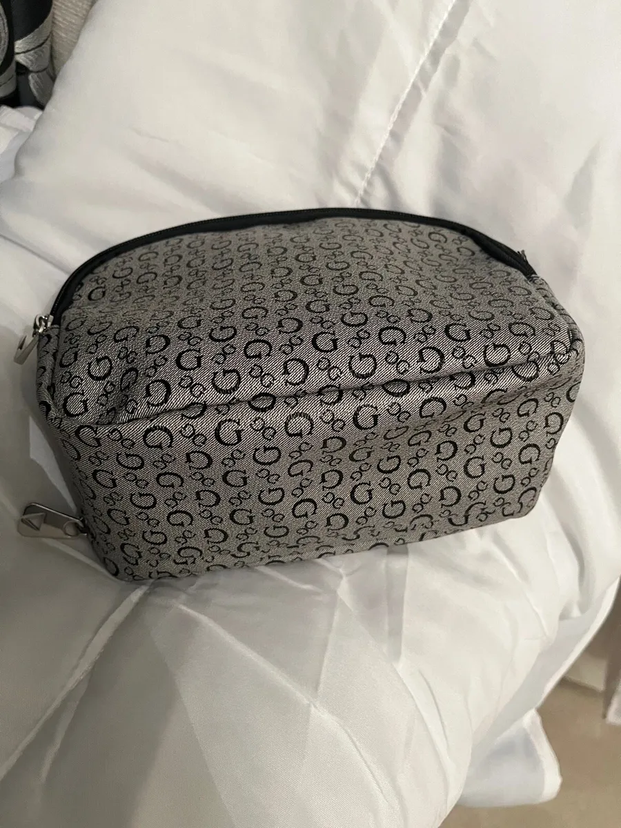 New Guess makeup/ toiletries bag - Image 4