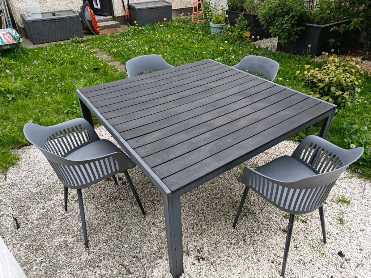 Set of garden table and chairs - Image 1