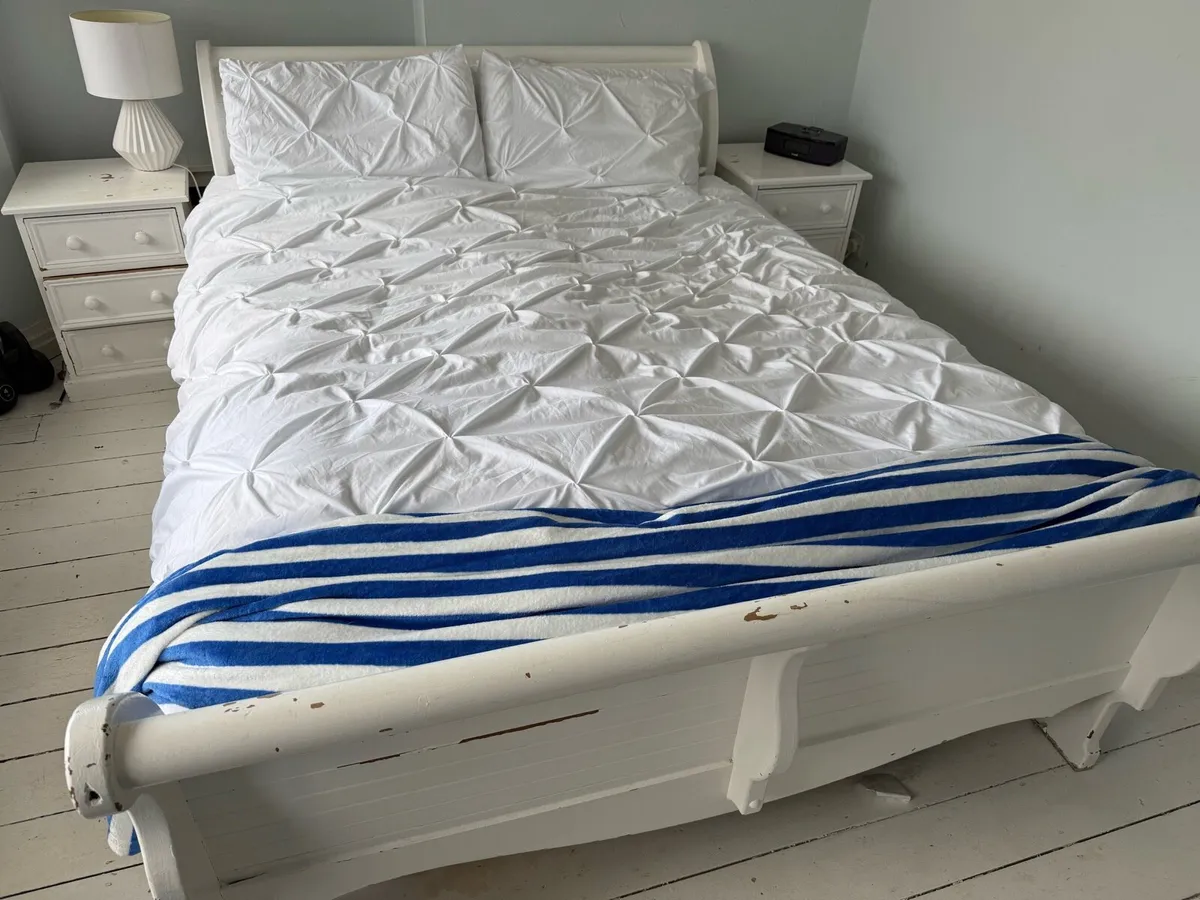 King size sleigh bed and 2 matching lockers - Image 1