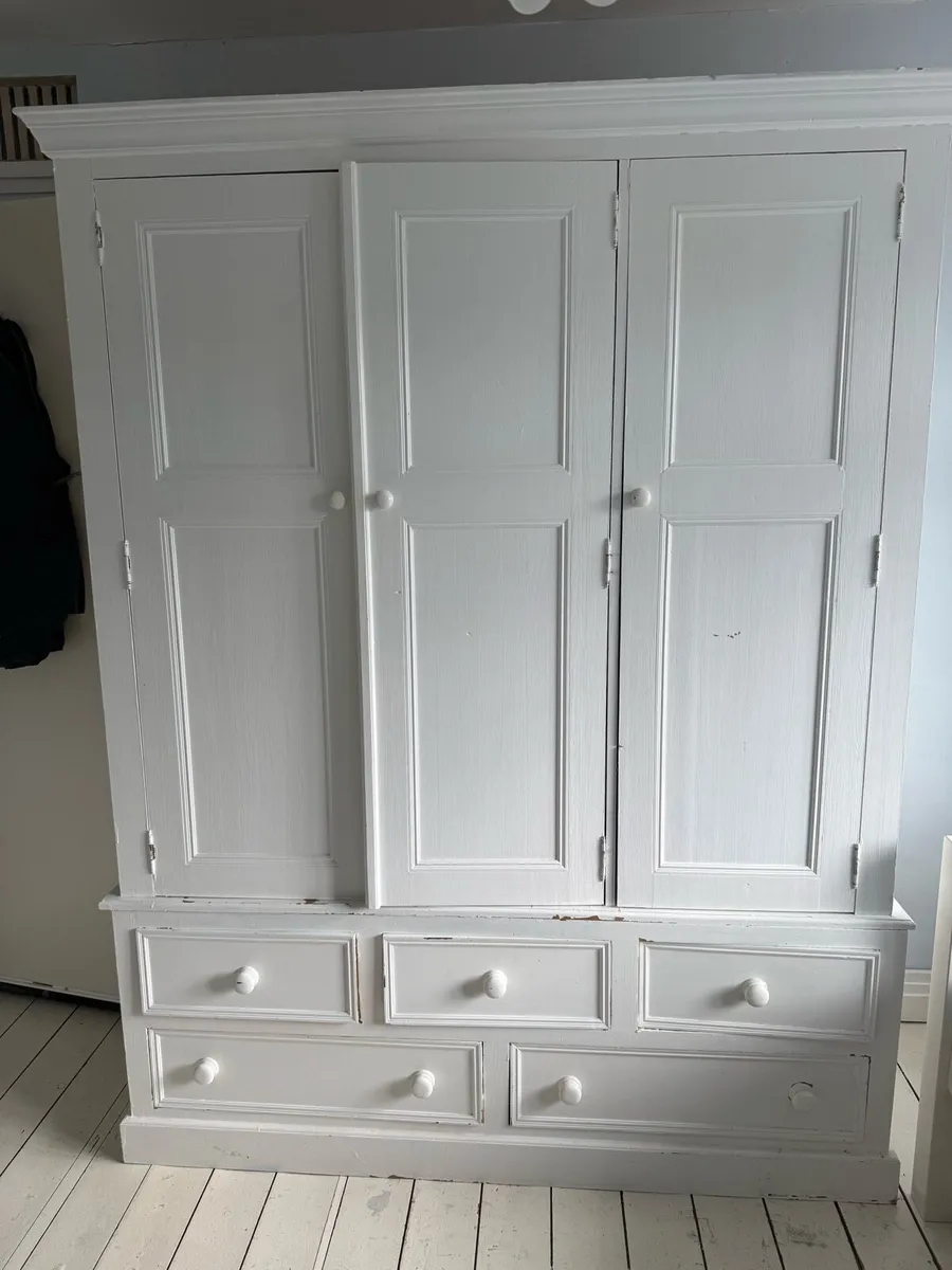 King size sleigh bed and 2 matching lockers - Image 2