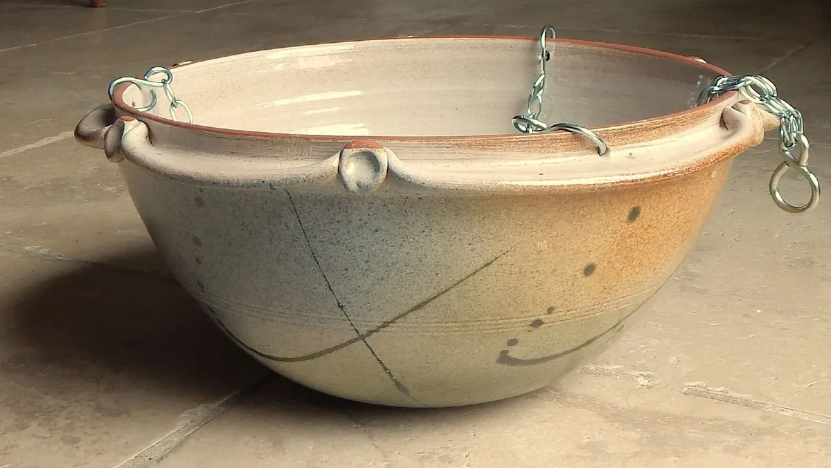Kiltrea Pottery Ceramic Hanging Basket with Chain - Image 1