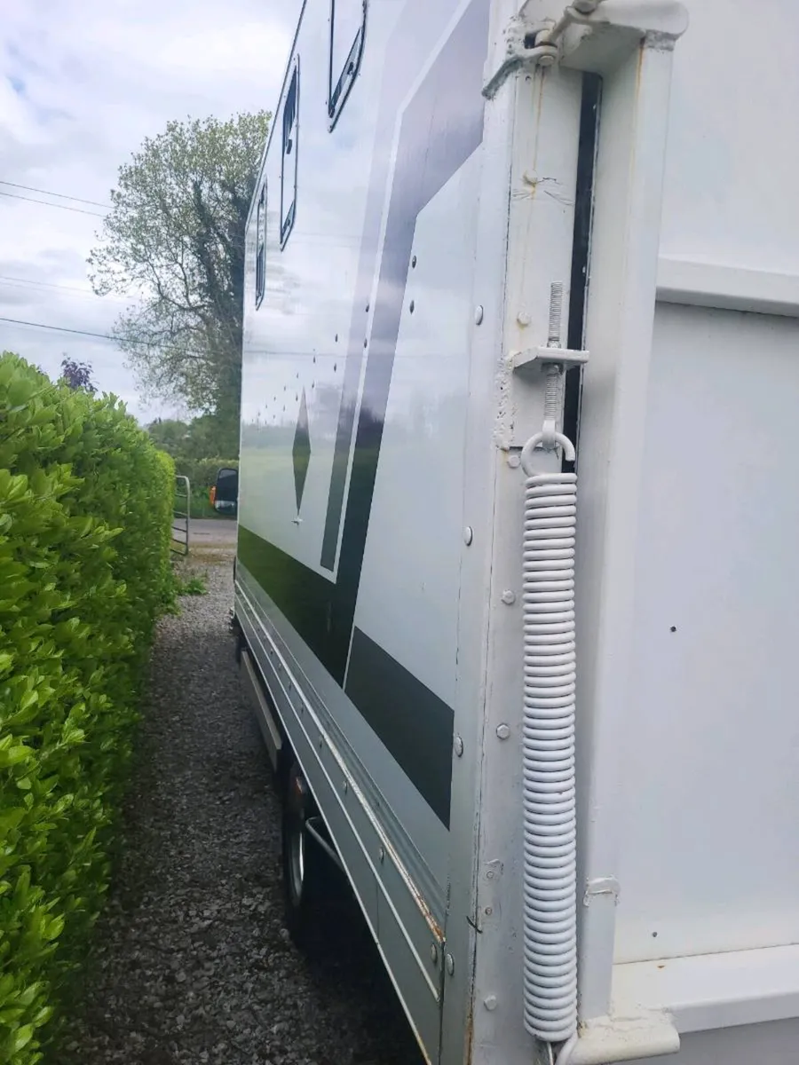 3.5 FORD TRANSIT HORSE LORRY - Image 4