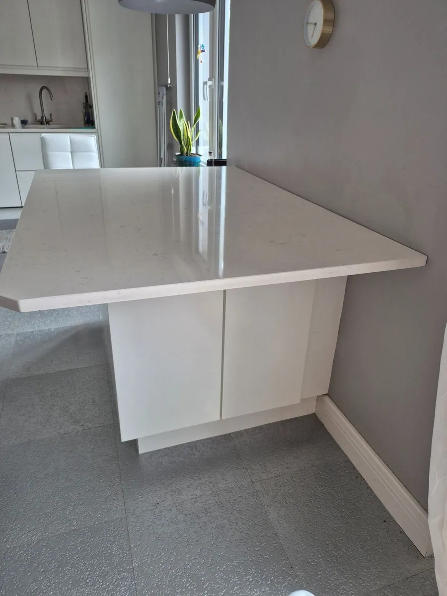 Quartz worktop - Image 1