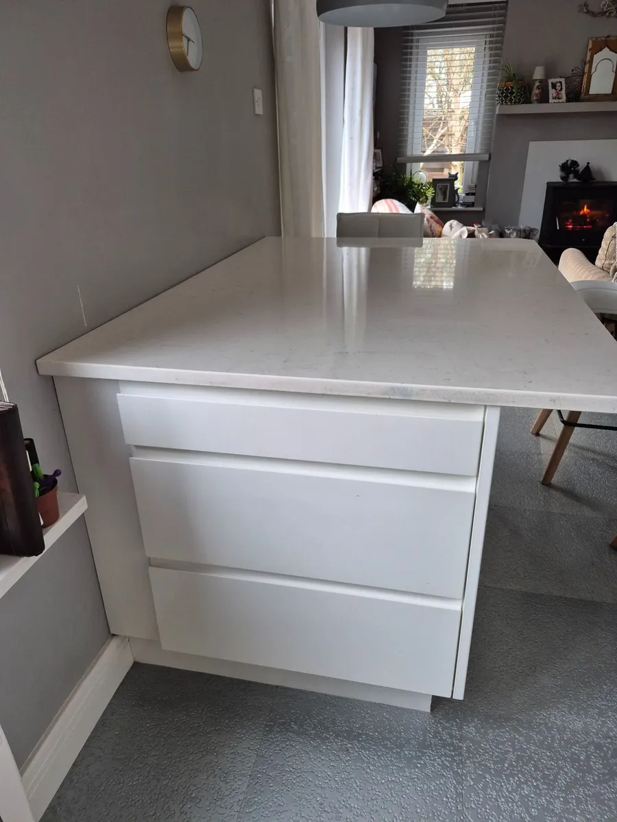 Quartz worktop - Image 4