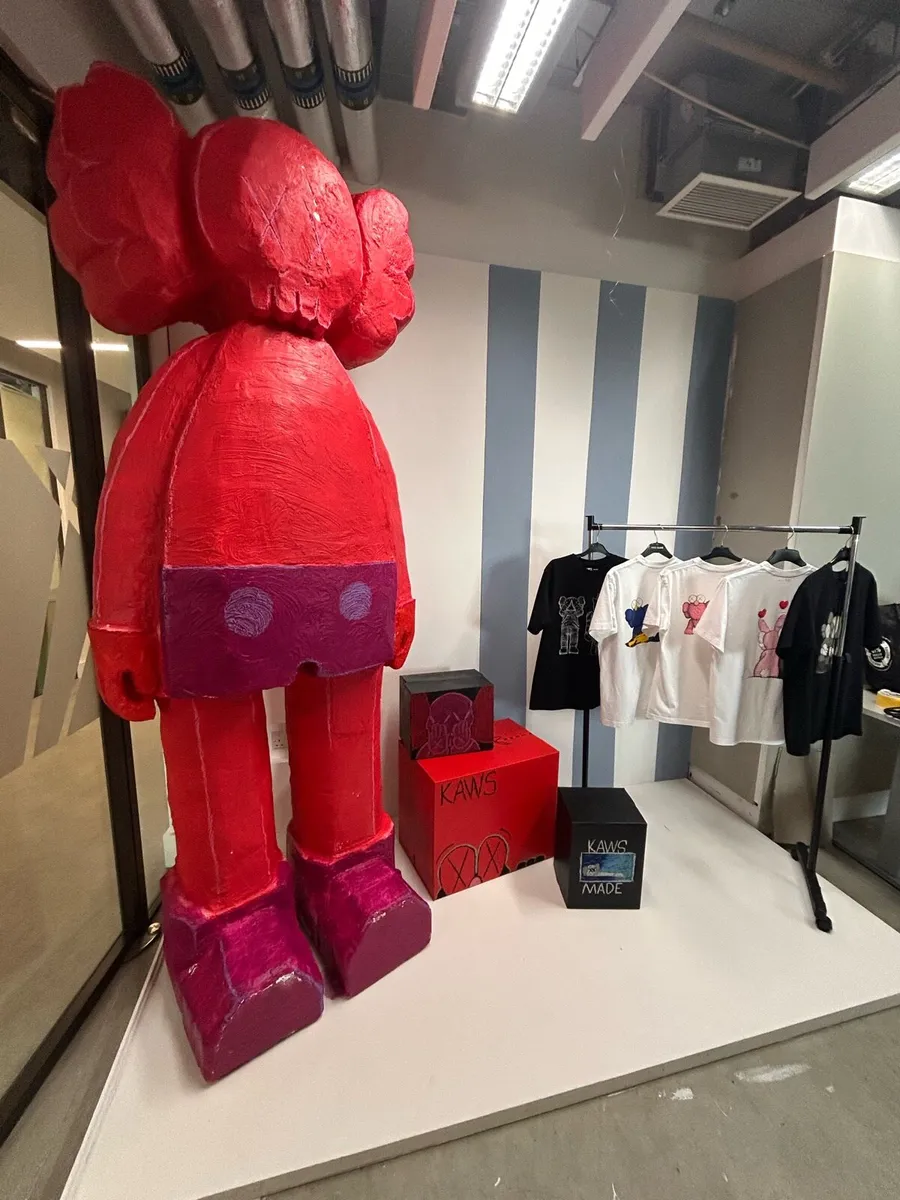 Giant sculpture - Image 1