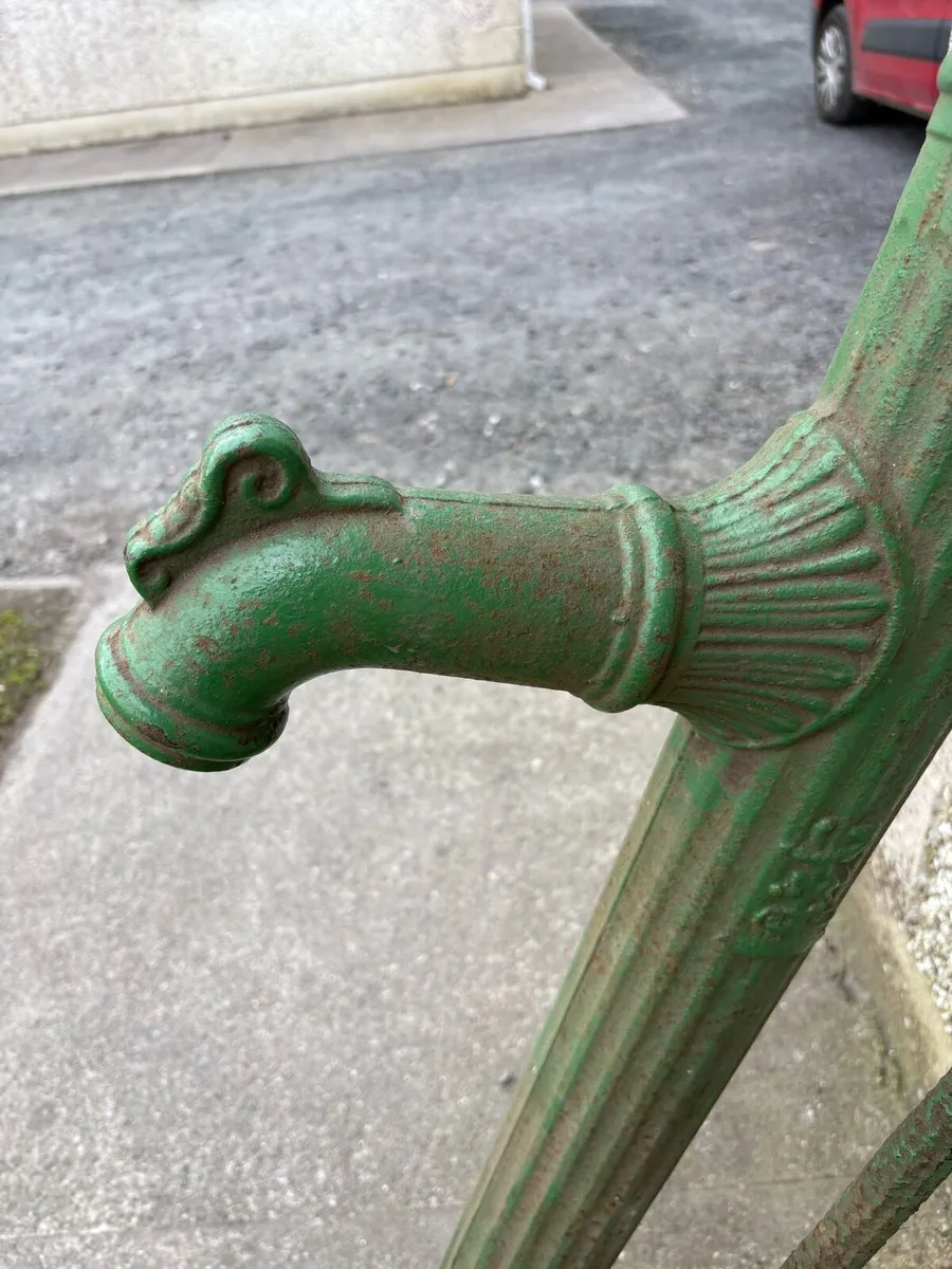 Old pump - Image 1