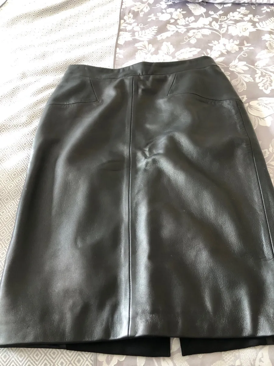Ladies leather skirt size 10 €20 - Image 4