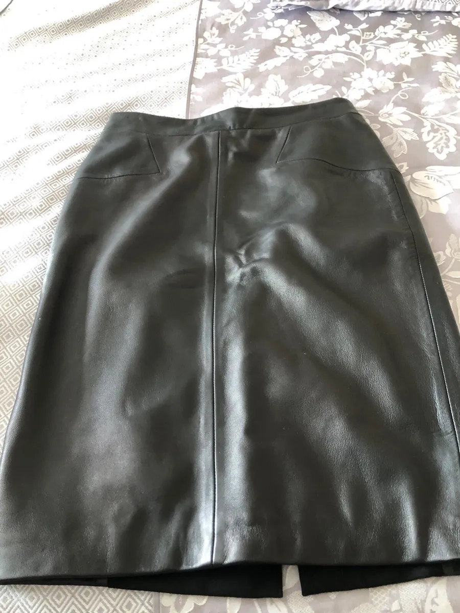 Ladies leather skirt size 10 €20 - Image 1