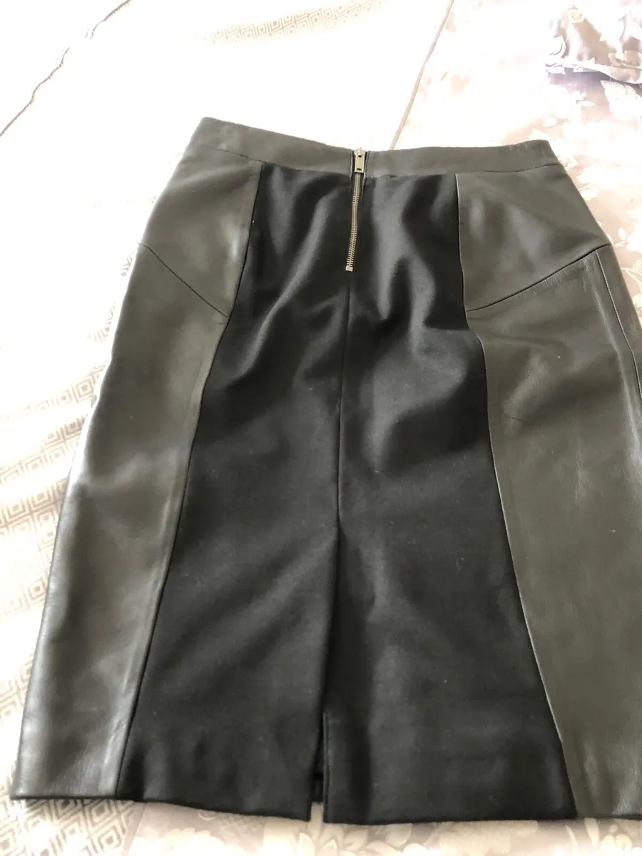 Ladies leather skirt size 10 €20 - Image 2