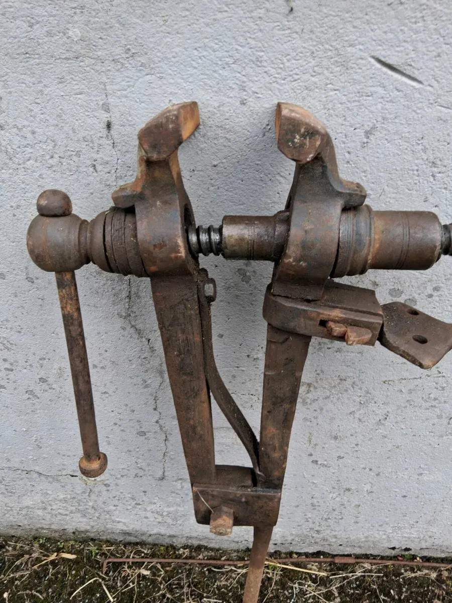 Old forge steel suvile vice - Image 2