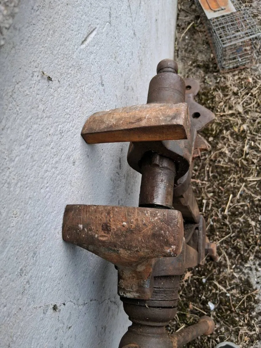 Old forge steel suvile vice - Image 3