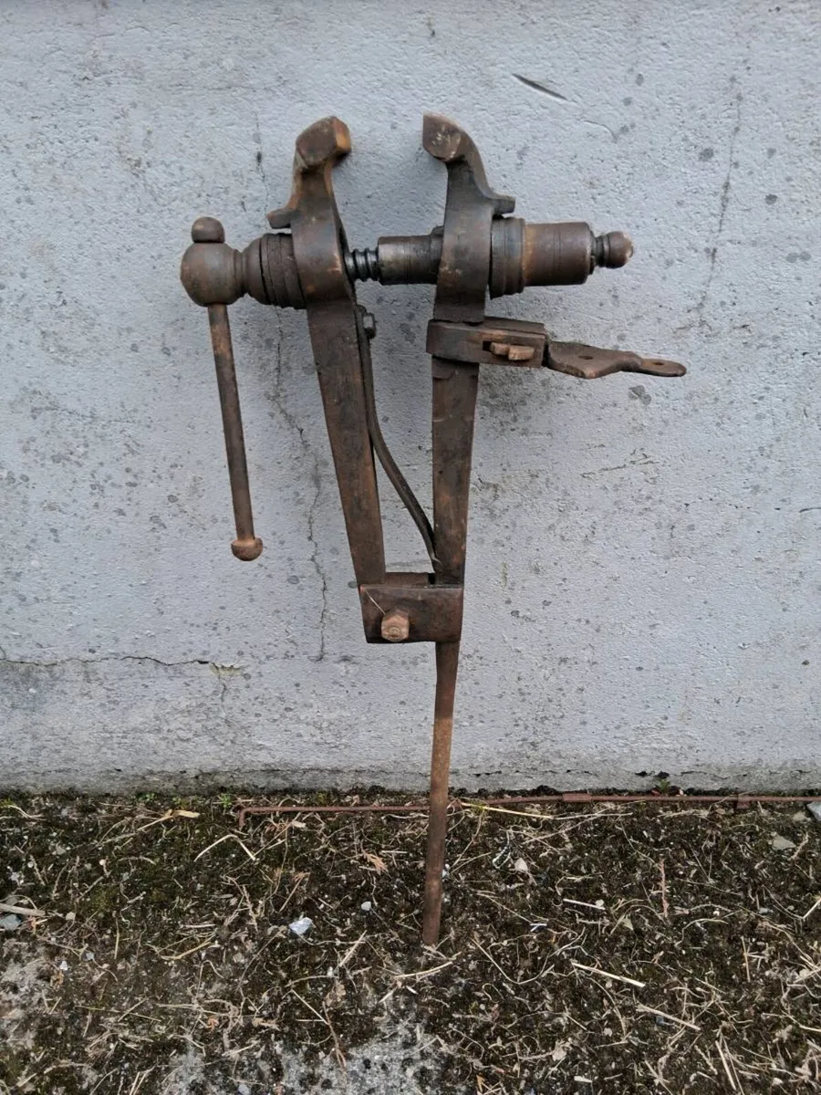Old forge steel suvile vice - Image 4