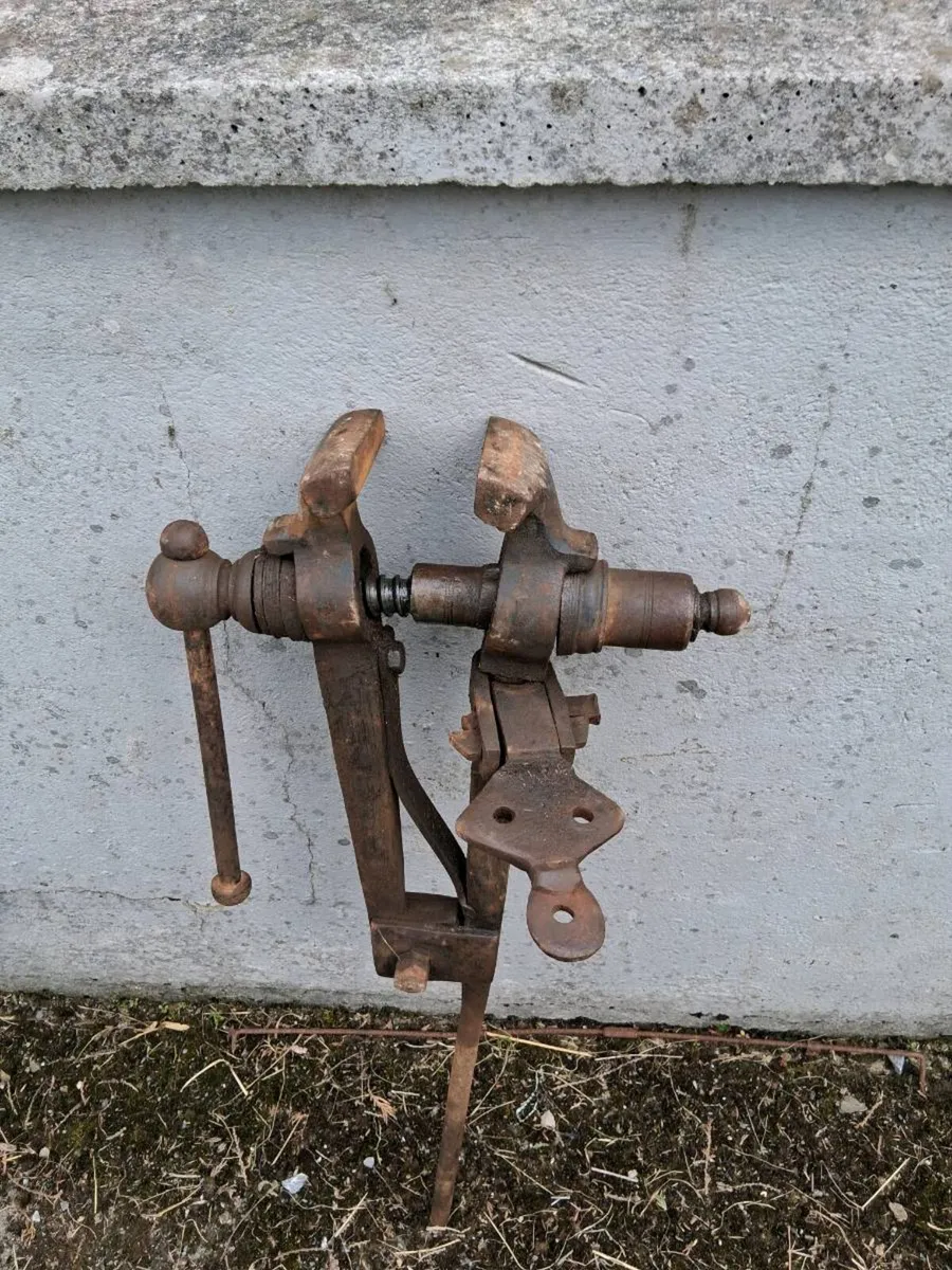 Old forge steel suvile vice - Image 1
