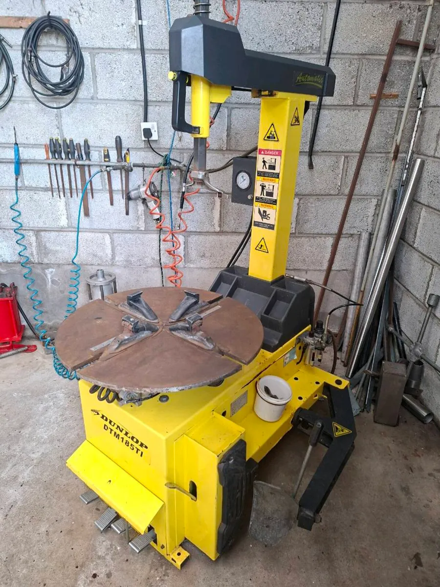 Dunlop tyre machine - Image 1