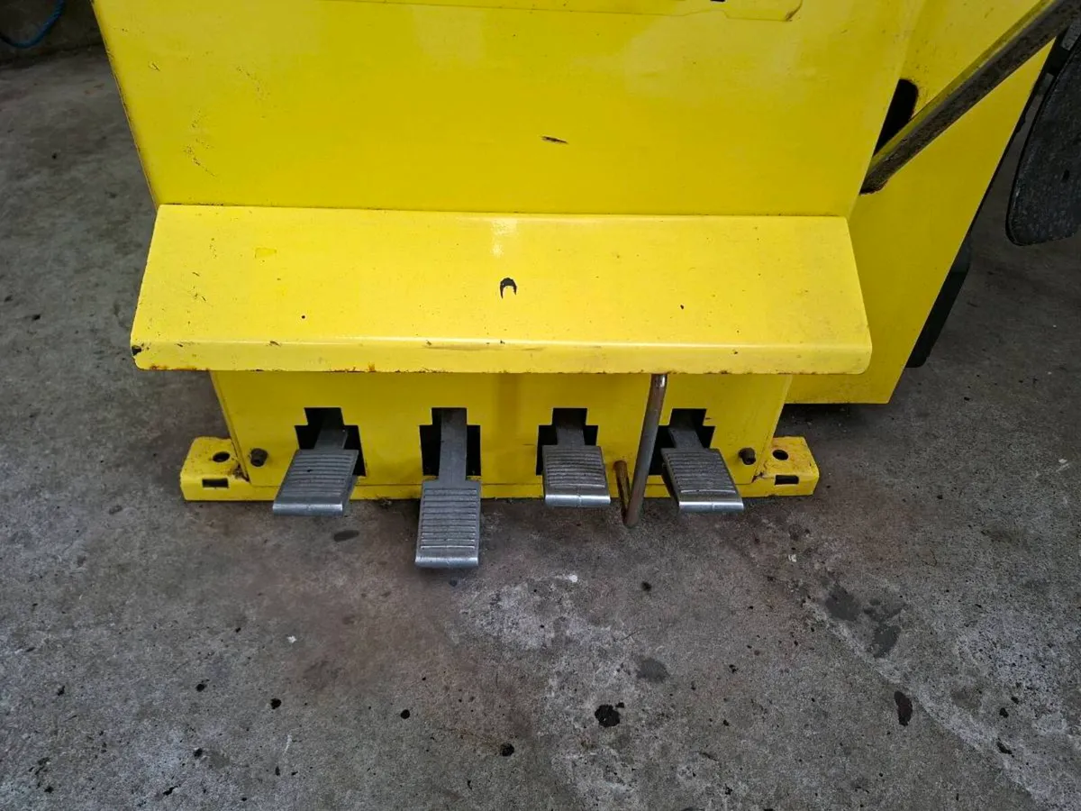 Dunlop tyre machine - Image 3