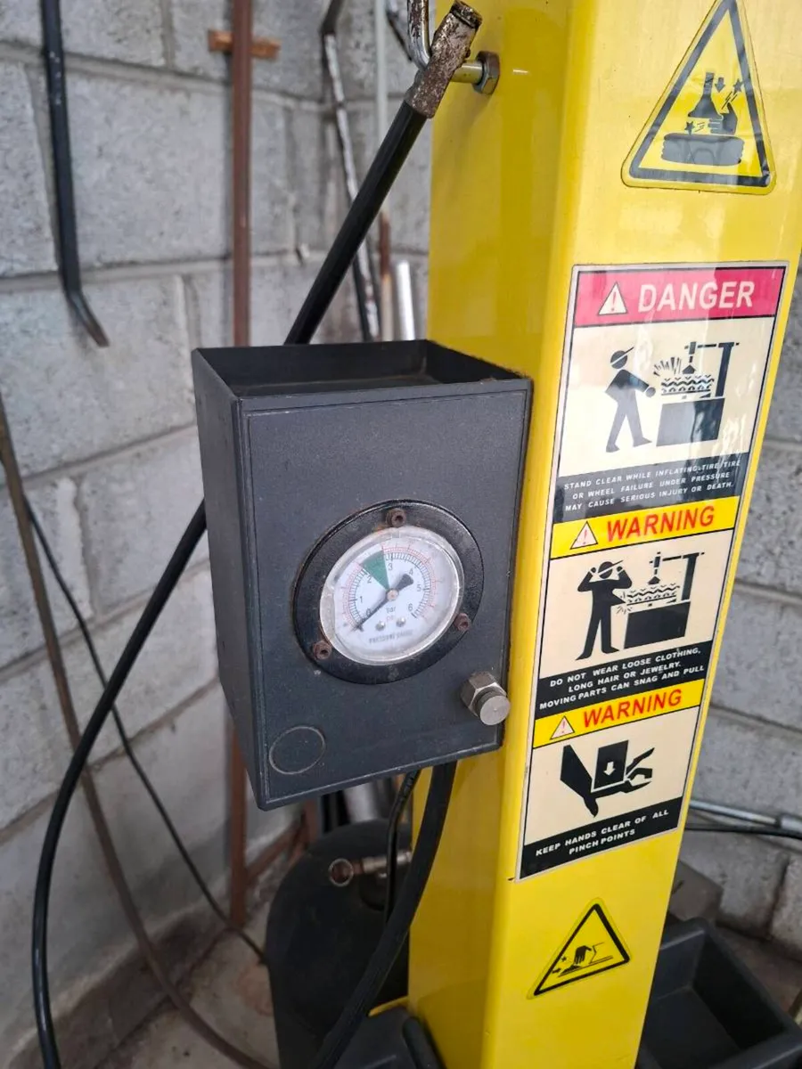 Dunlop tyre machine - Image 4