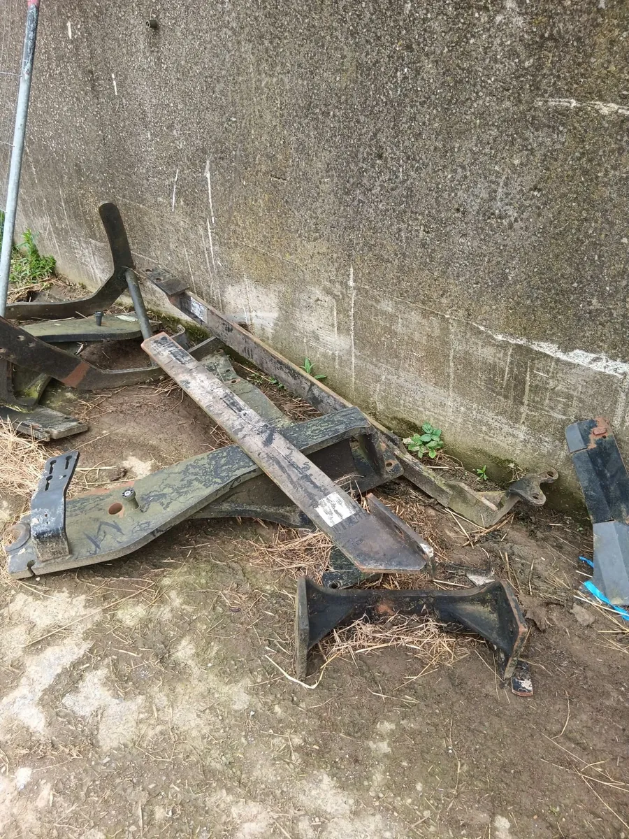 Quicke Q series loader brackets - Image 1