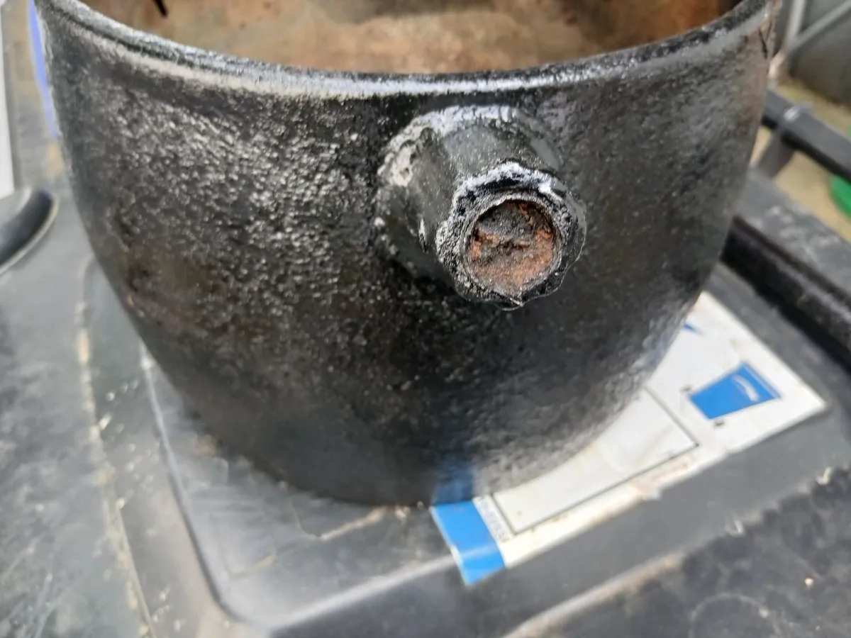 Old skillet pots - Image 1