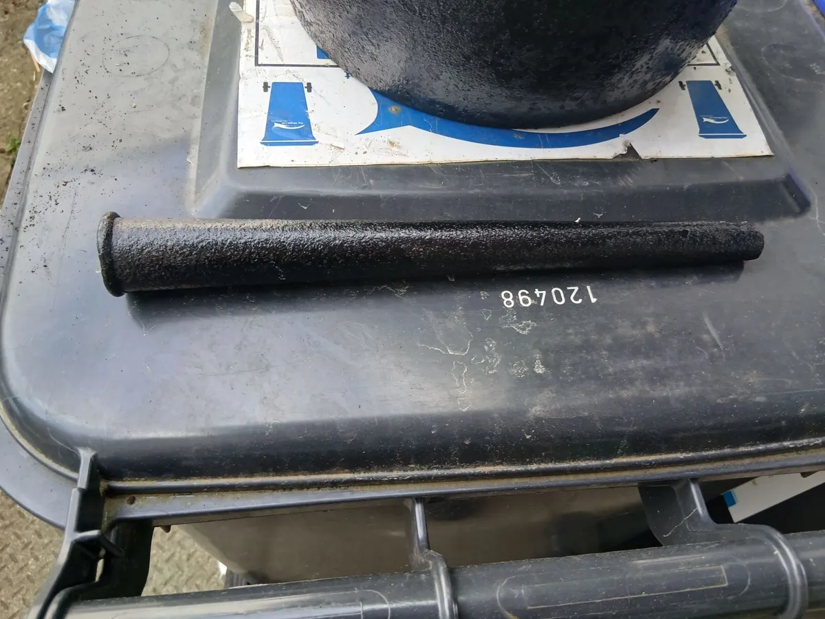 Old skillet pots - Image 2