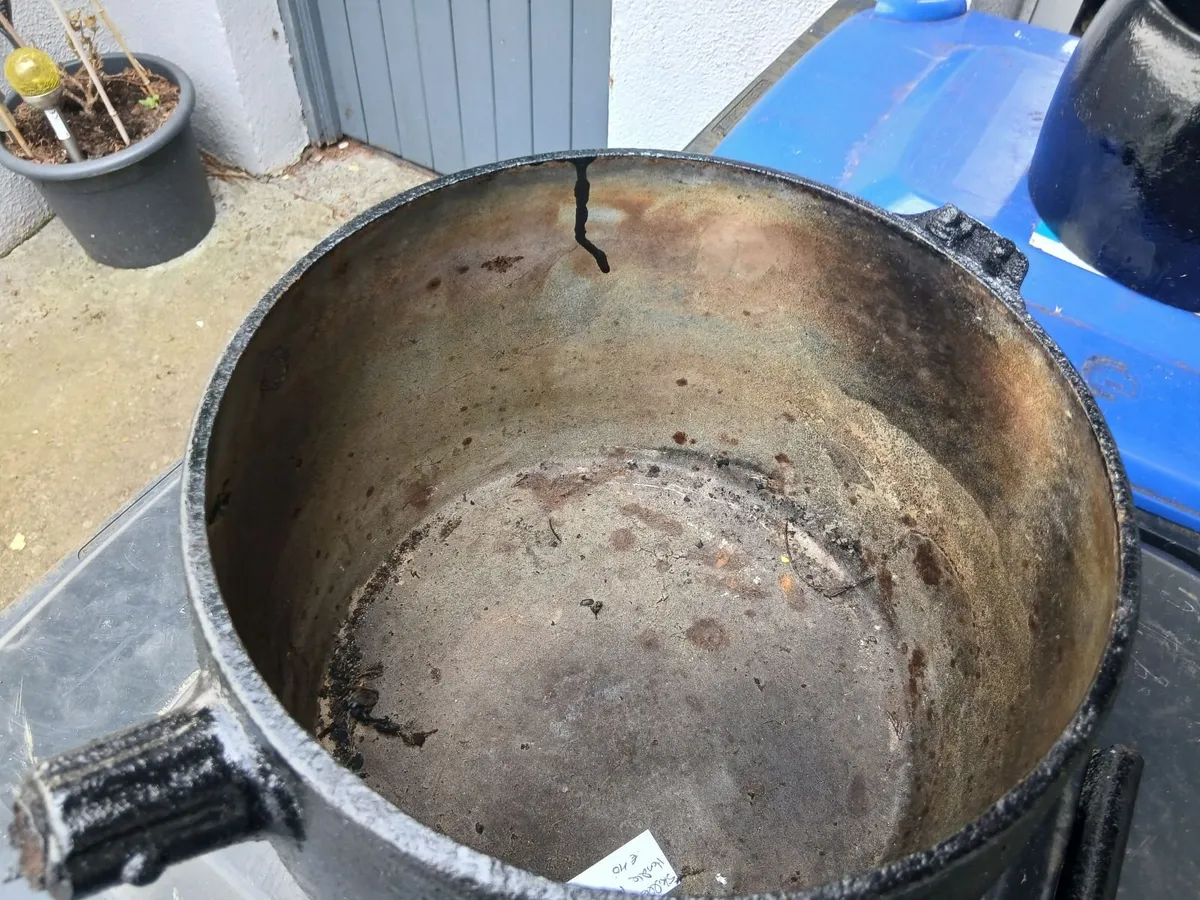 Old skillet pots - Image 4