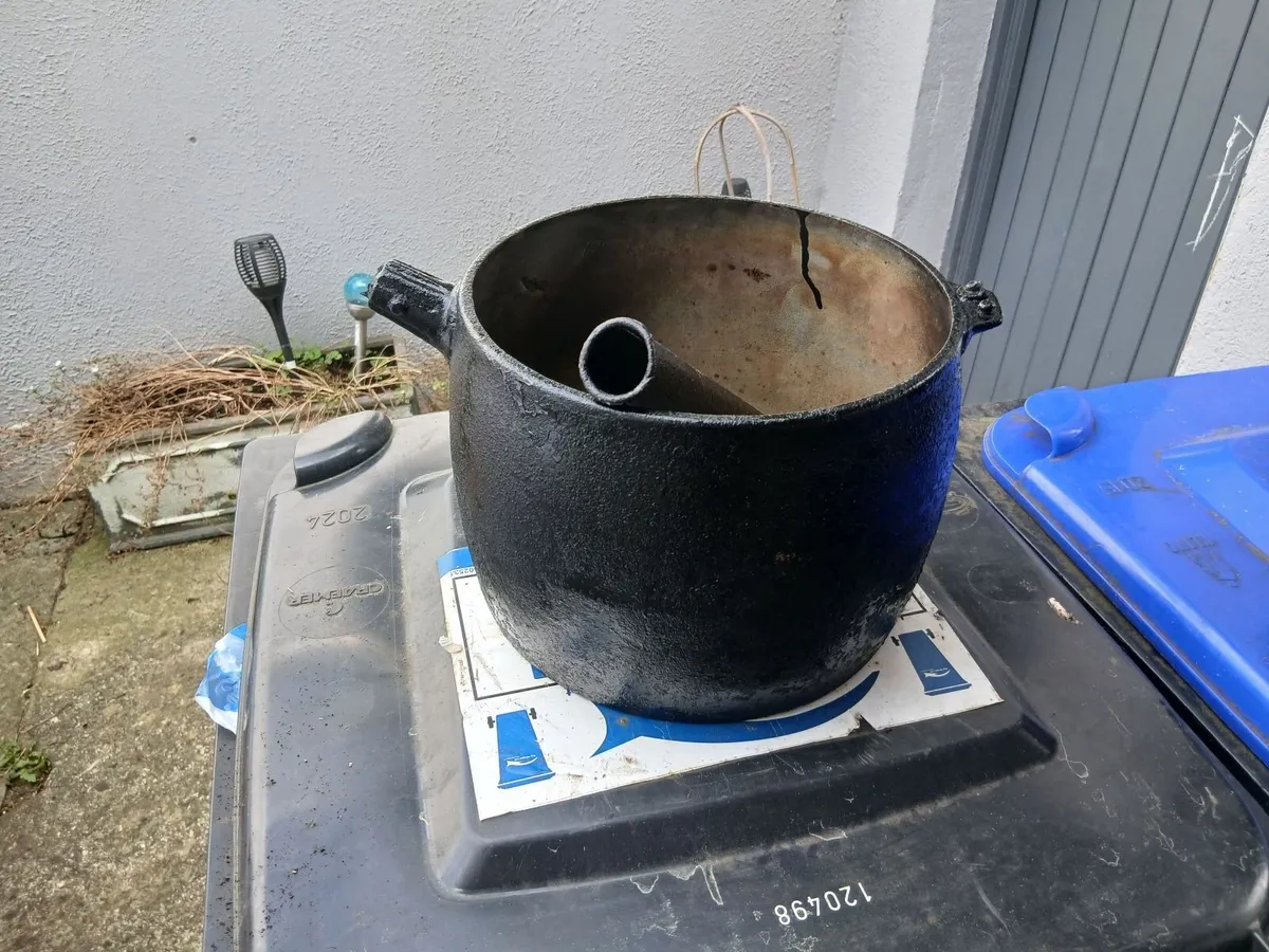 Old skillet pots - Image 3