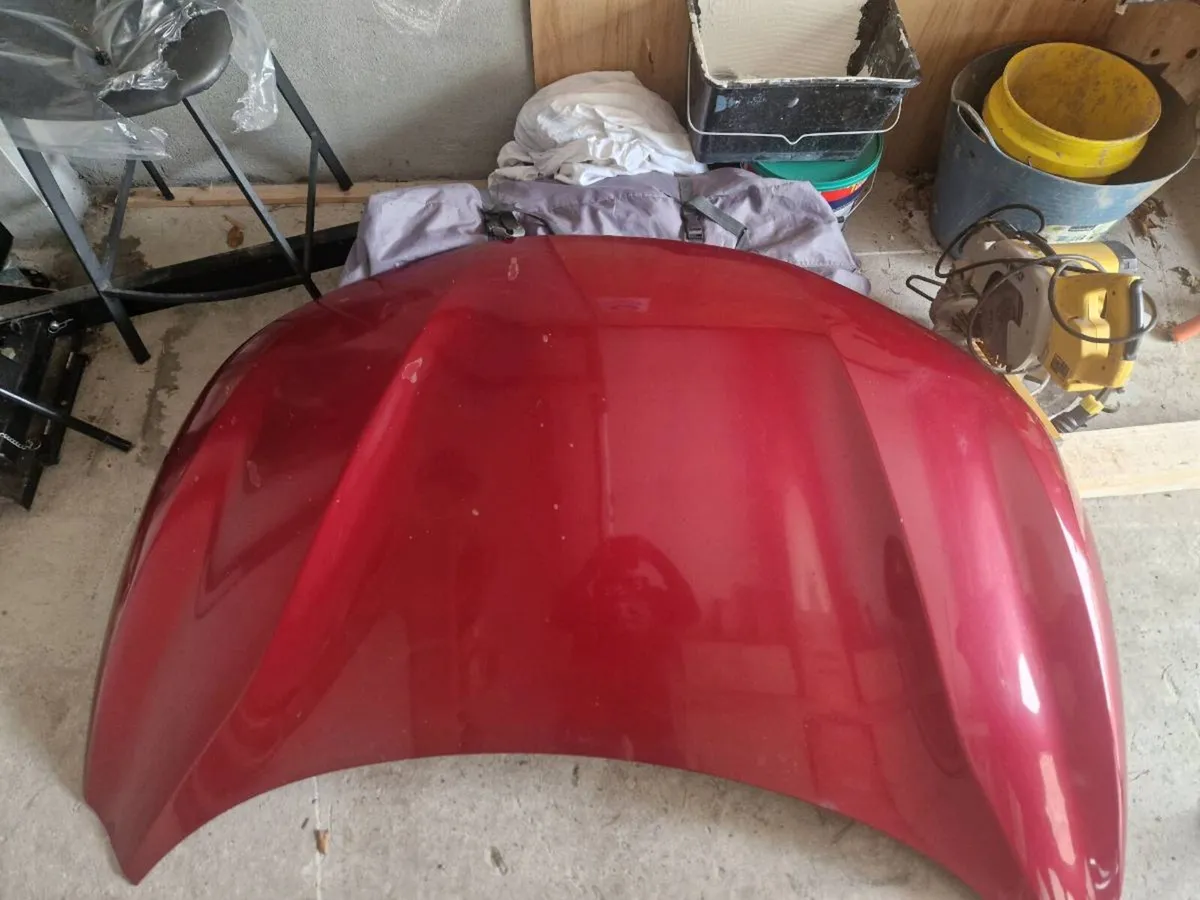Nissan qashqai Bonnet 2015 red - Image 1