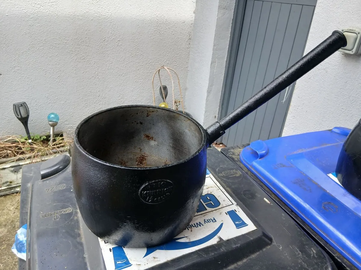 Old skillet pots - Image 2