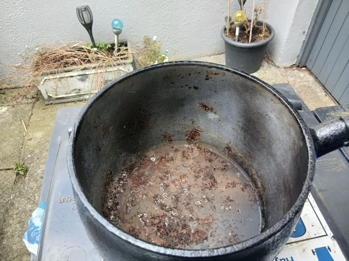 Old skillet pots - Image 3