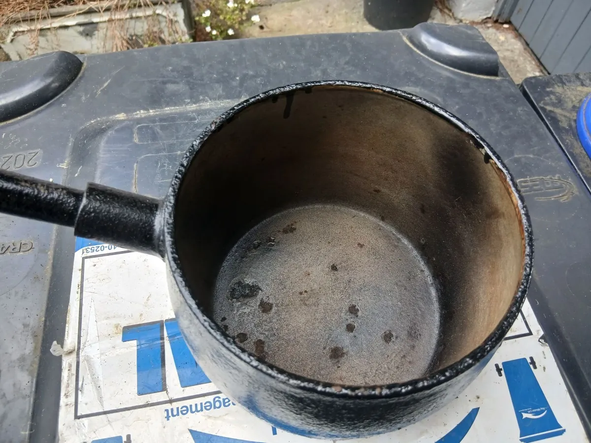 Old skillet pots - Image 2