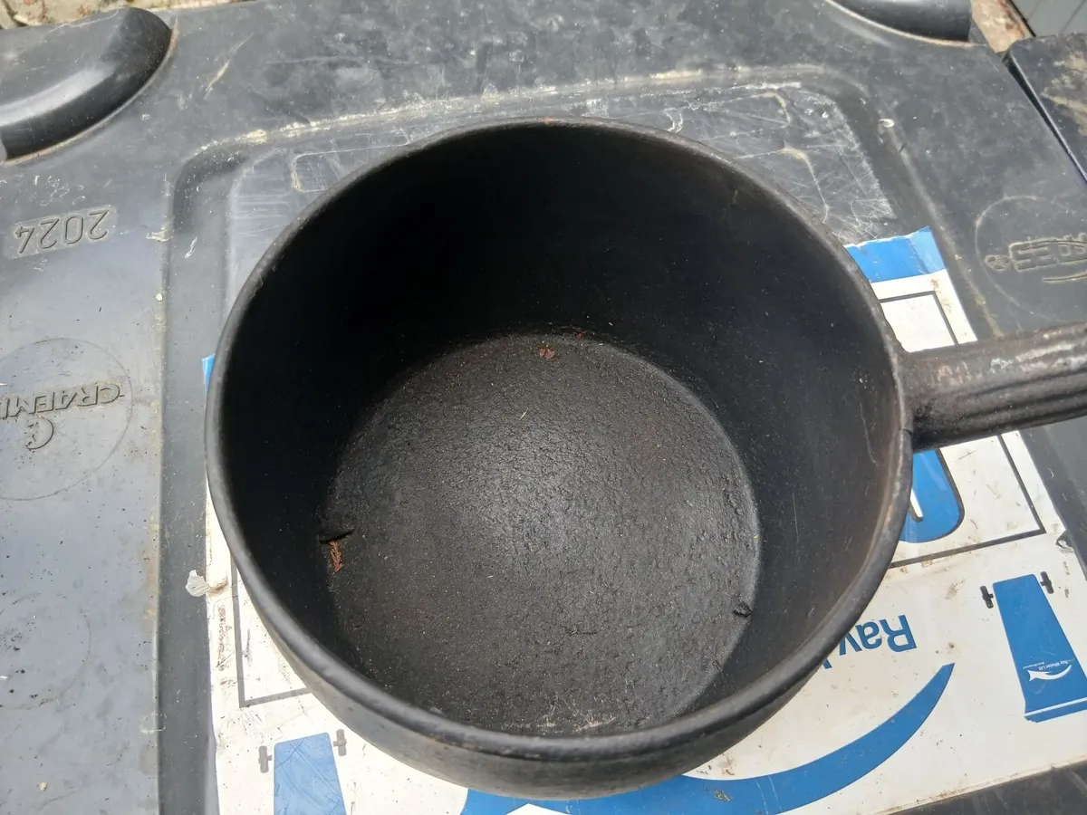Old skillet pot - Image 2