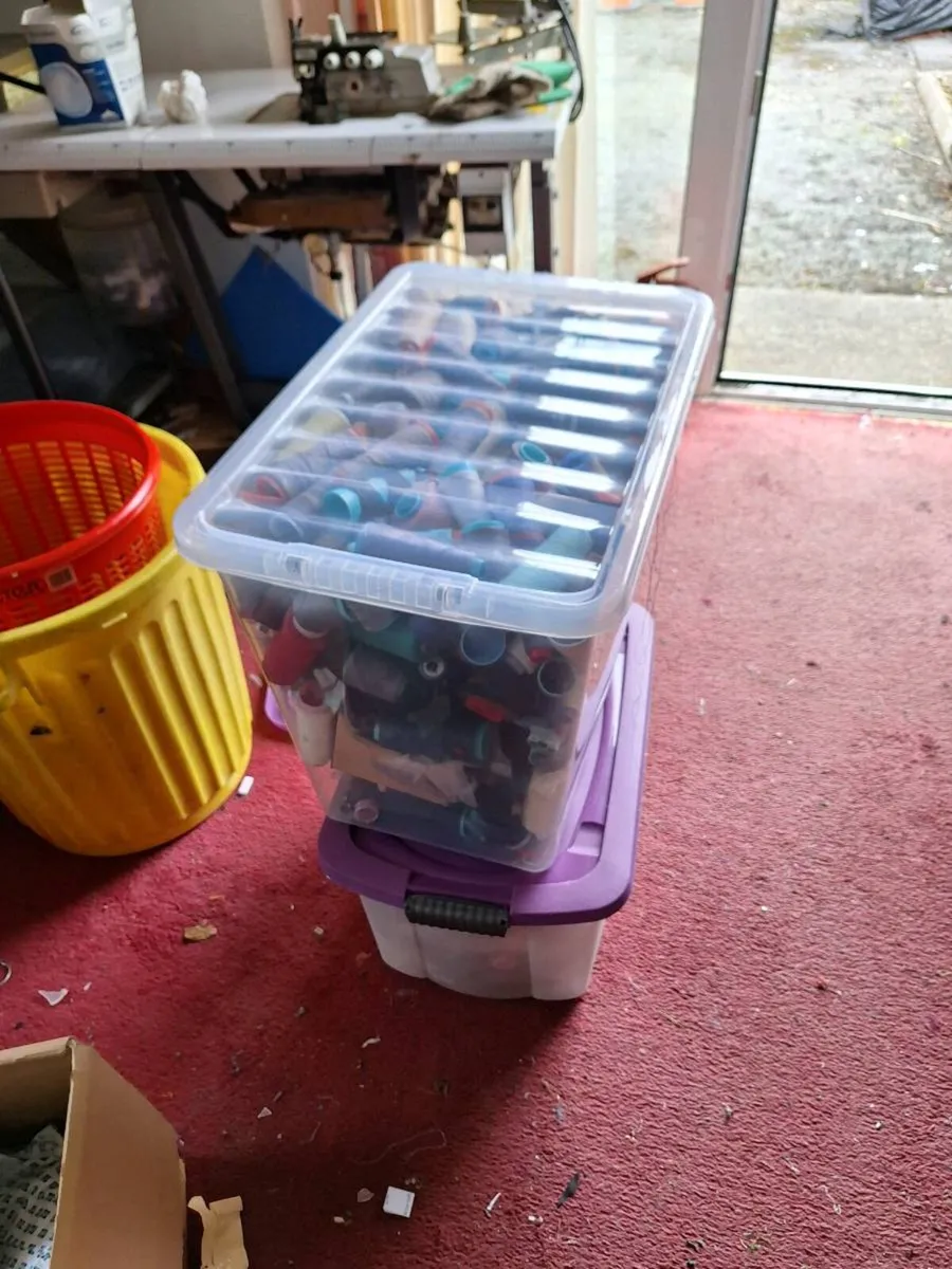 Box of threads and sewing accessories - Image 4