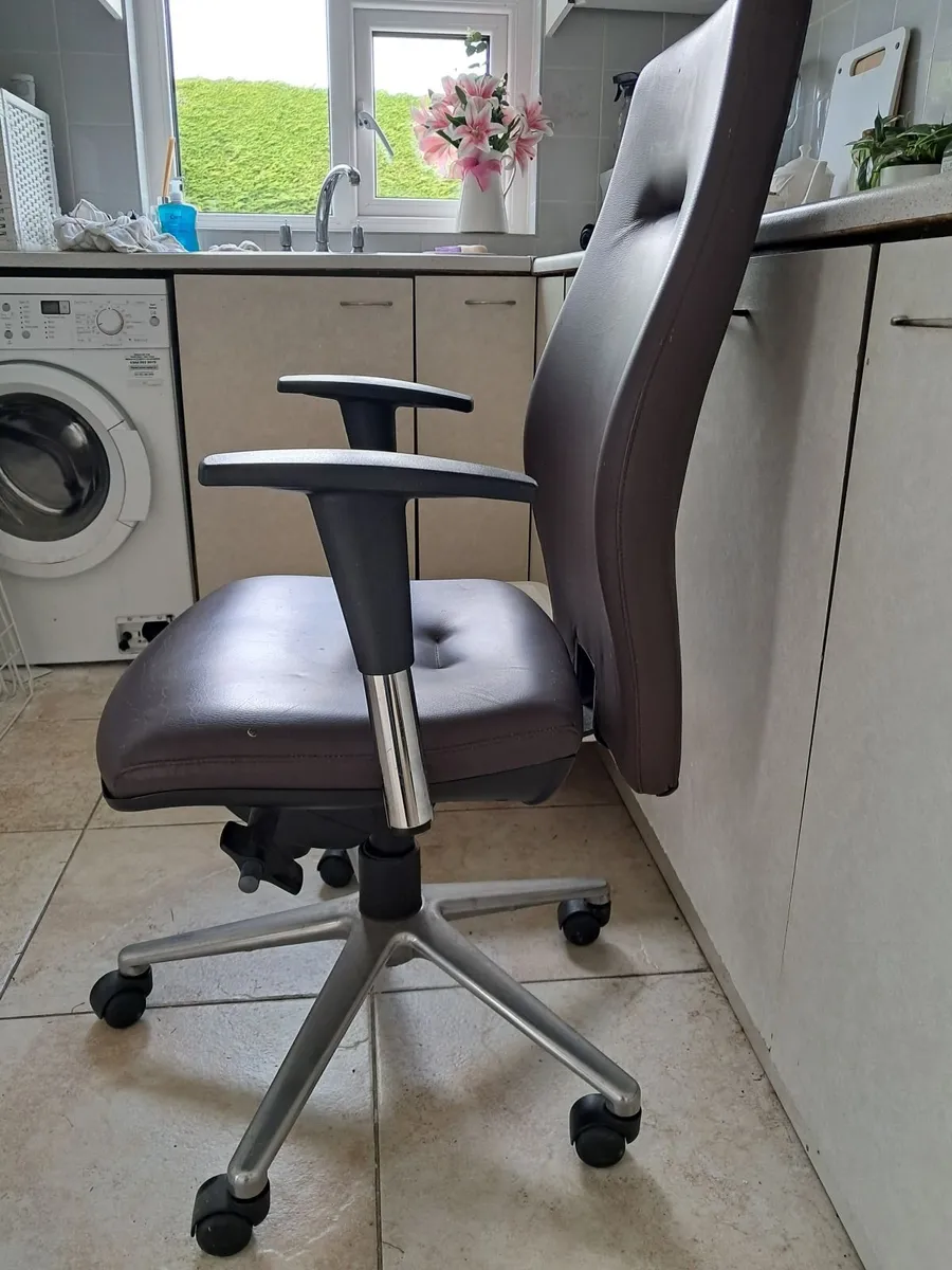Office chair - Image 1