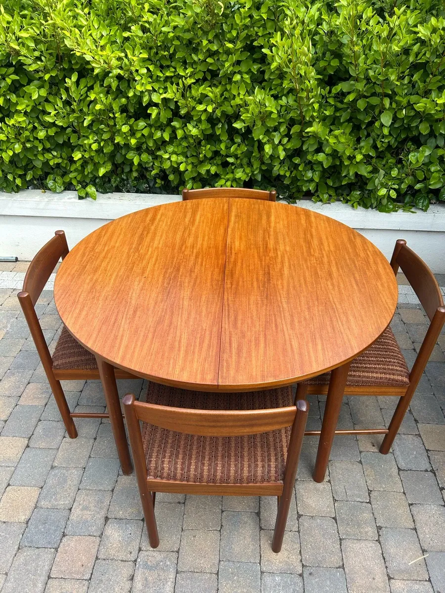 McIntosh round extendable table & 4 chairs - Image 1