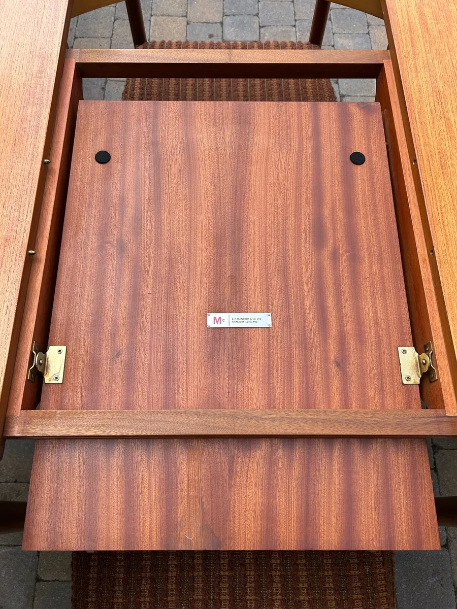 McIntosh round extendable table & 4 chairs - Image 3