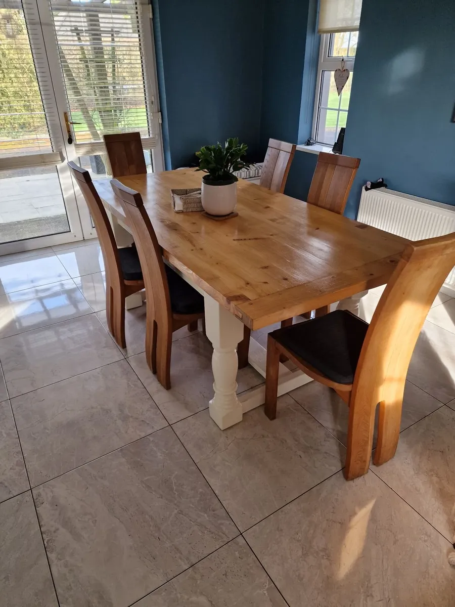 Table and chairs - Image 1