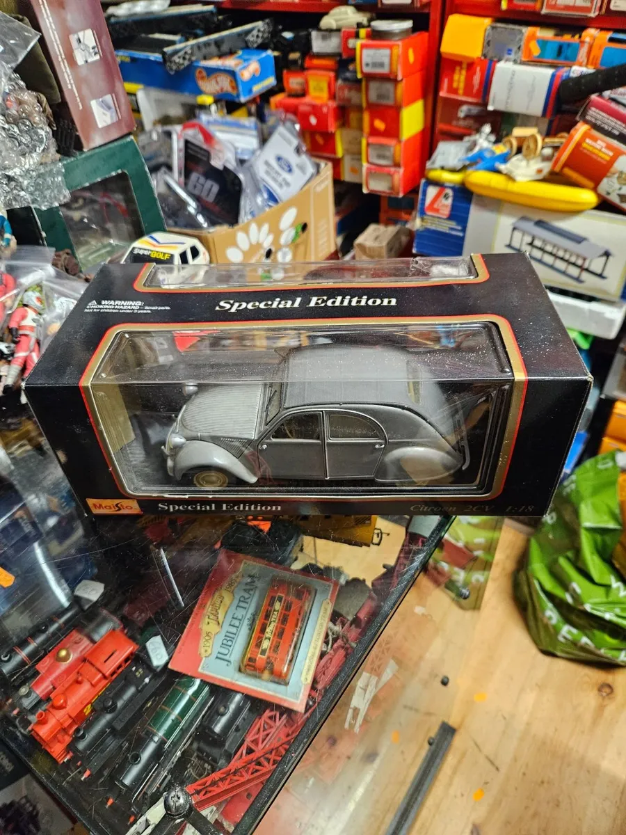 Corgi Maisto Citroën 2CV 1.18 - Image 1