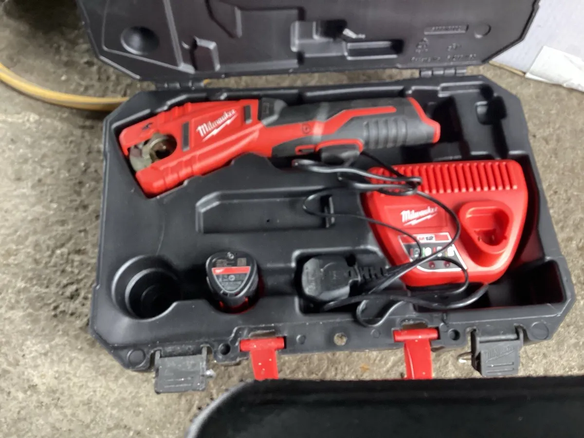Milwaukee M12 tube cutters - Image 1