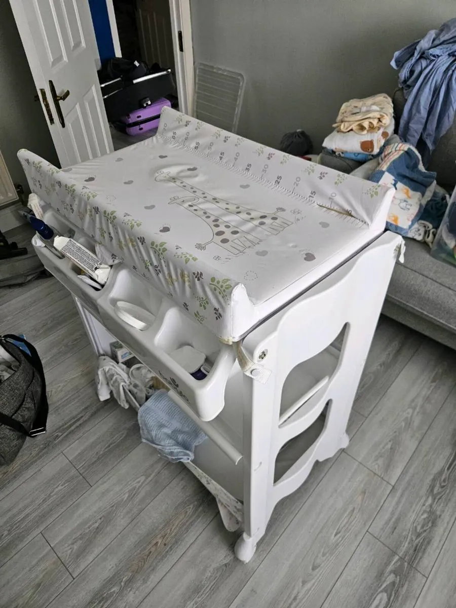 Baby changing table - Image 1