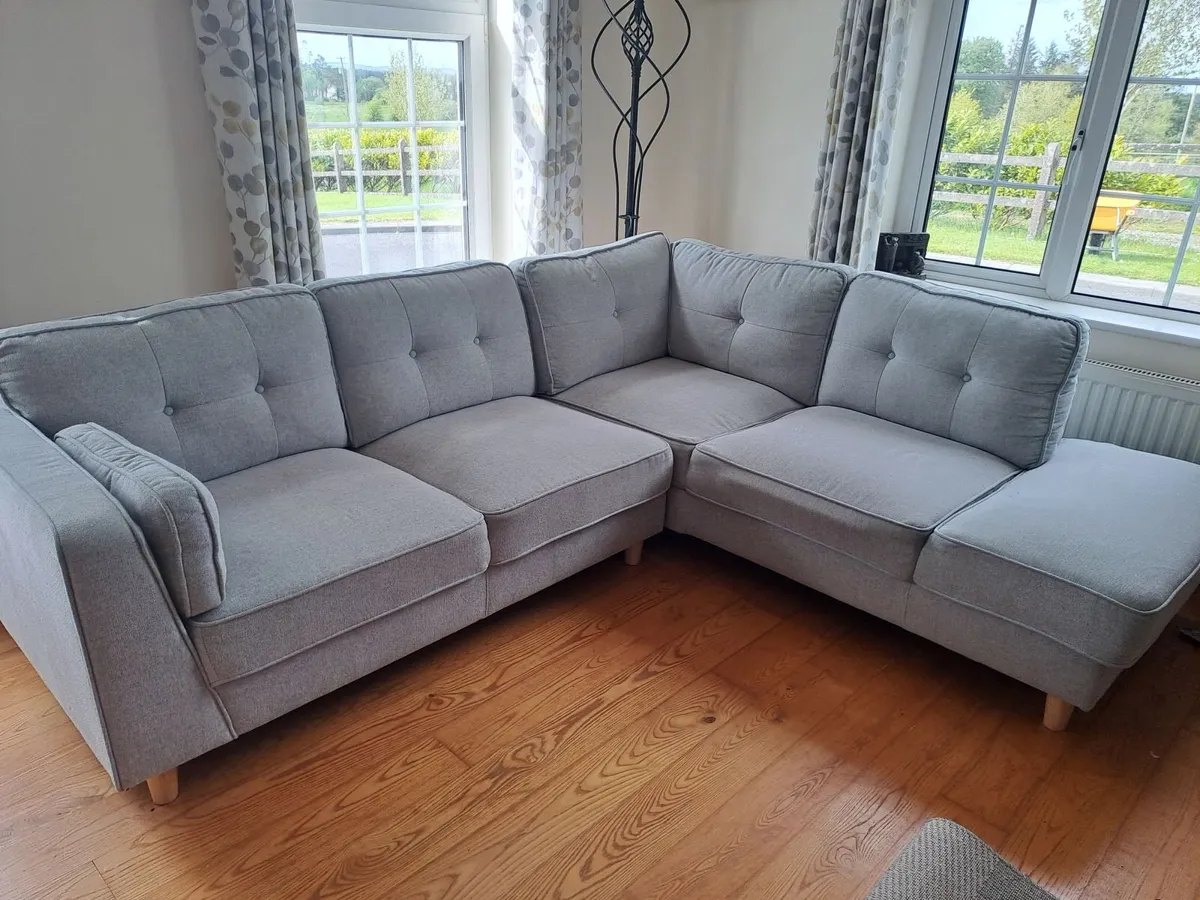 Corner couch - Image 1