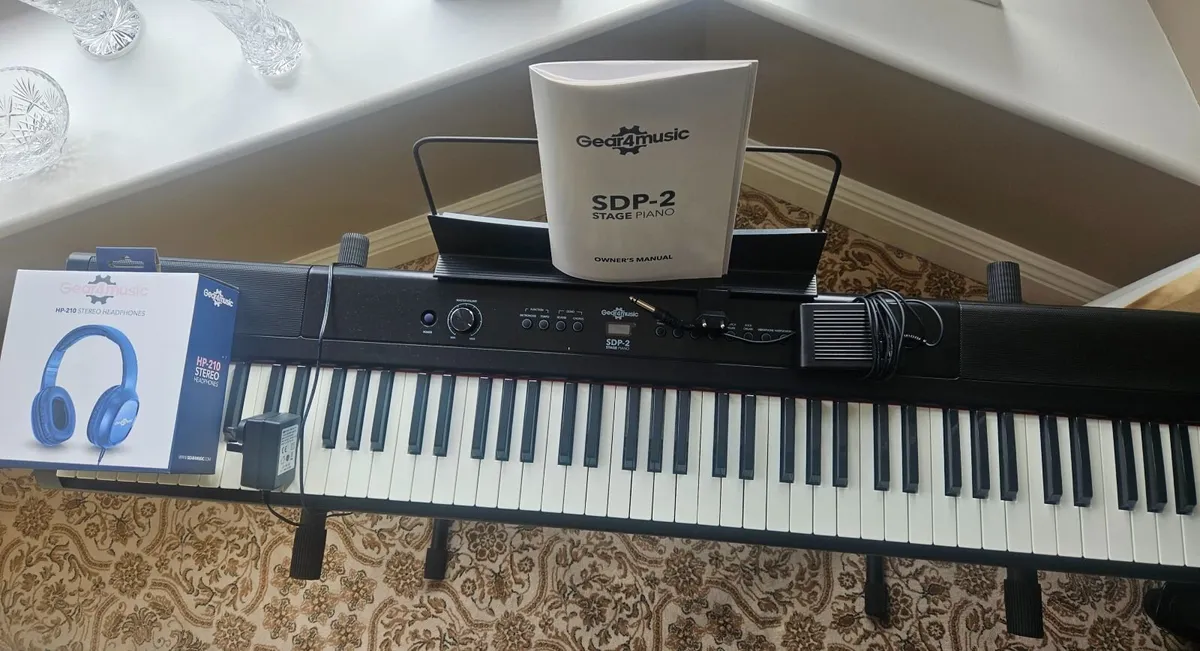 Electric keyboard - Image 1