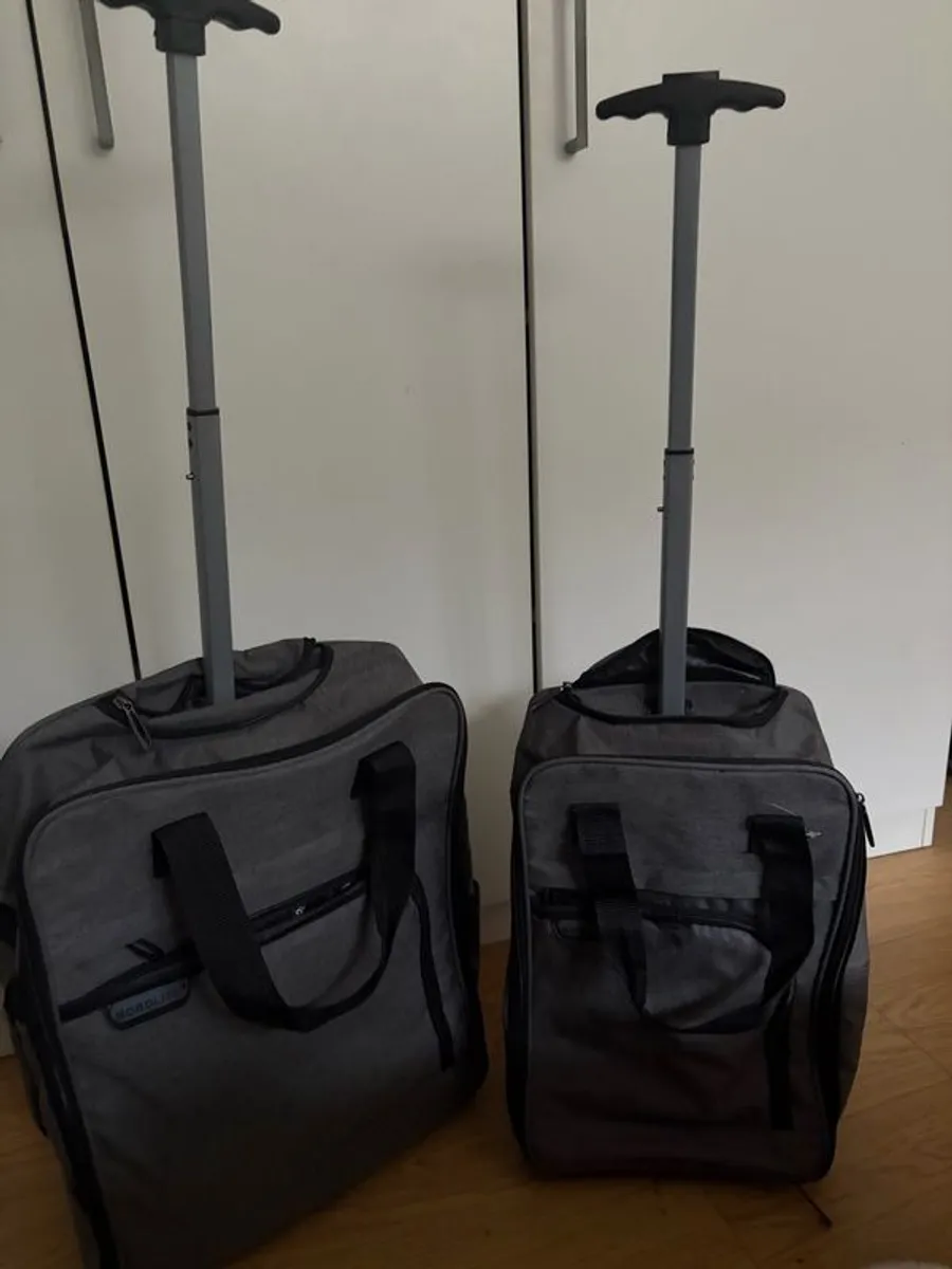 Set of 2 suitcases, both with wheels and extendable handles - Image 1