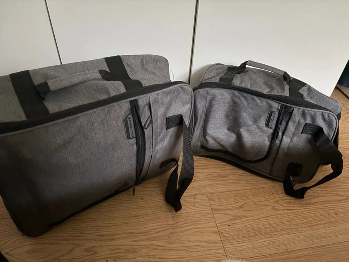 Set of 2 suitcases, both with wheels and extendable handles - Image 2